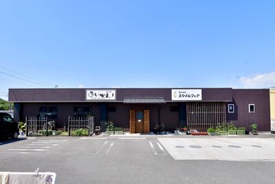 広い駐車場を持つ外観