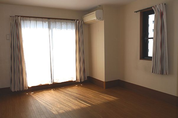 光が差し込む居室