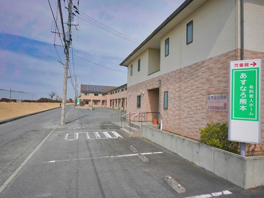 明るい外観の建物