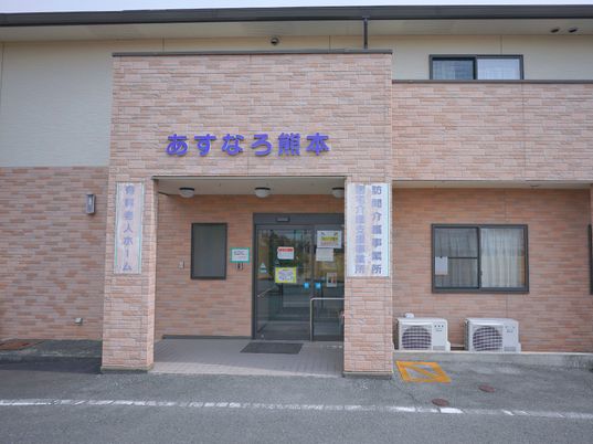 明るい外観のエントランス