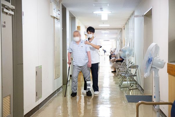 利用者とスタッフの廊下