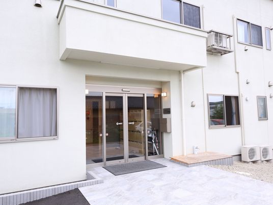 清潔な施設のエントランス