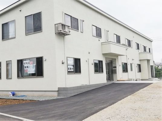 清潔な白い建物外観