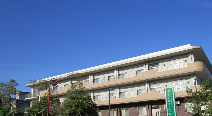 木々に囲まれた建物外観