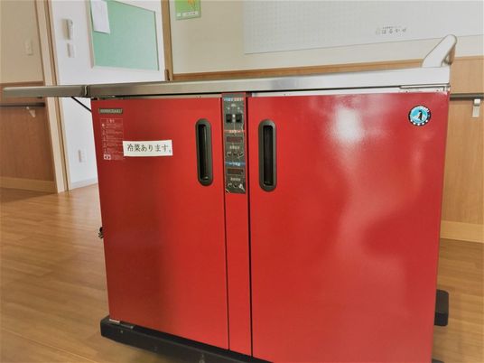 温かい料理用ワゴン