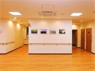 廊下には写真が飾られています