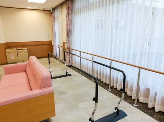 リハビリ用歩行器とソファ
