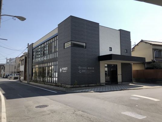 広い建物の外観