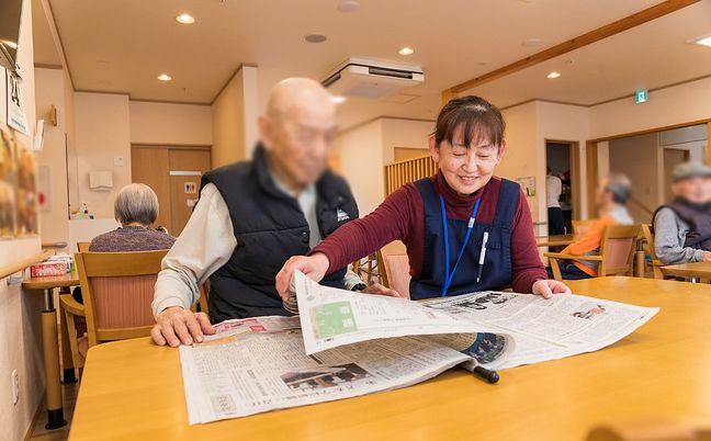テーブルで談笑する様子