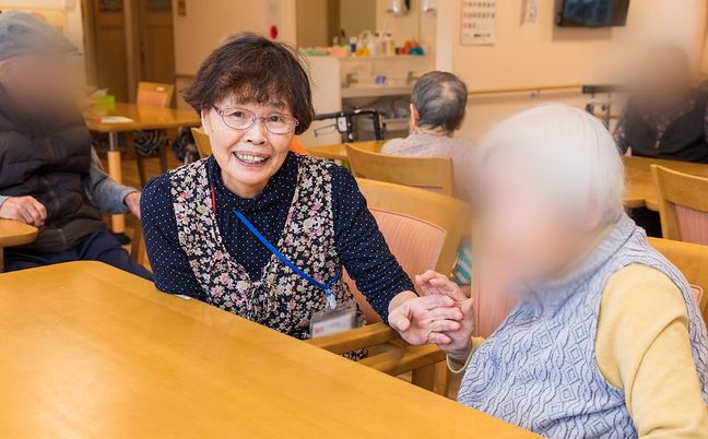 笑顔の人々の集い