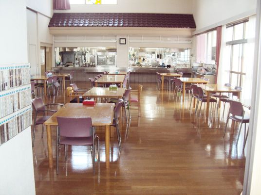 広々とした明るい食堂