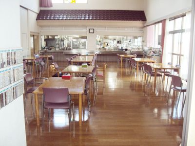 広々とした明るい食堂