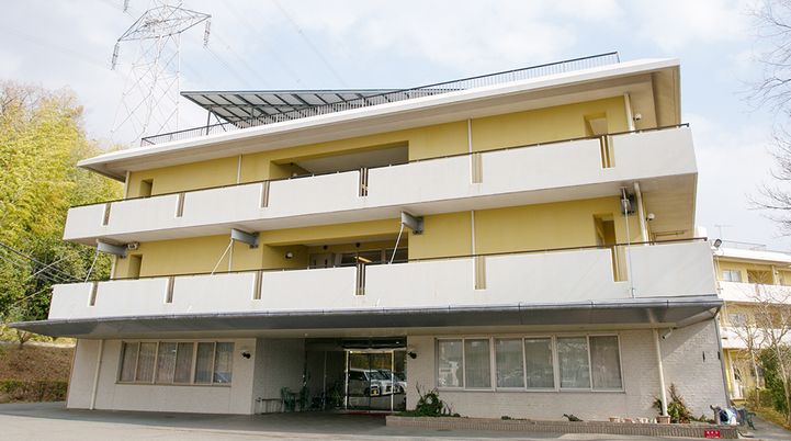三階建て建物の外観