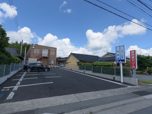 茶色の建物と駐車場