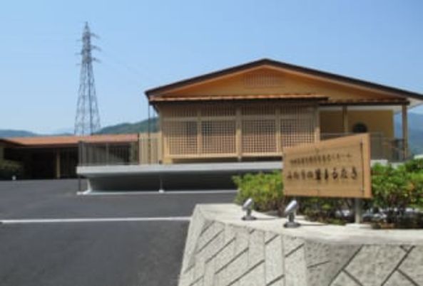 山の前の建物外観