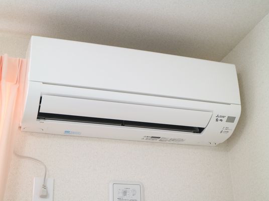 壁に取り付けられたエアコン