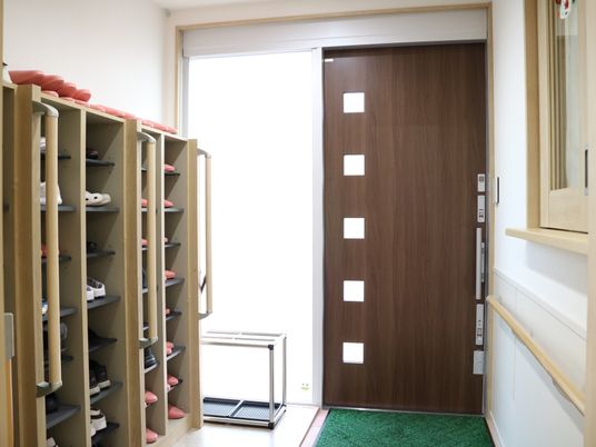 エントランスの玄関と靴棚