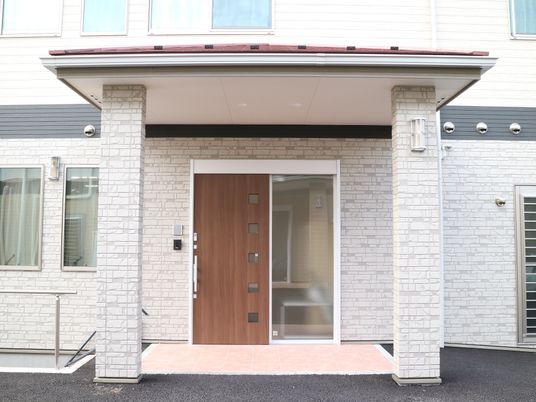 白壁の建物の玄関