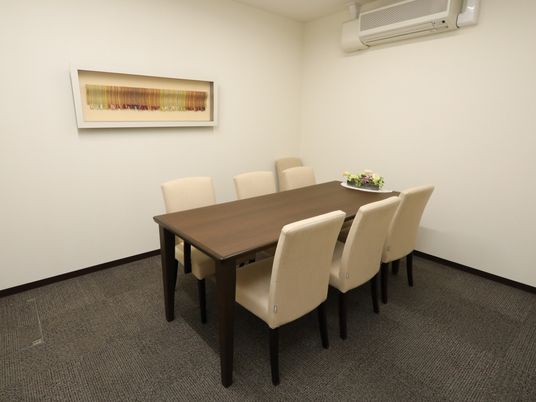 会議用テーブルと椅子