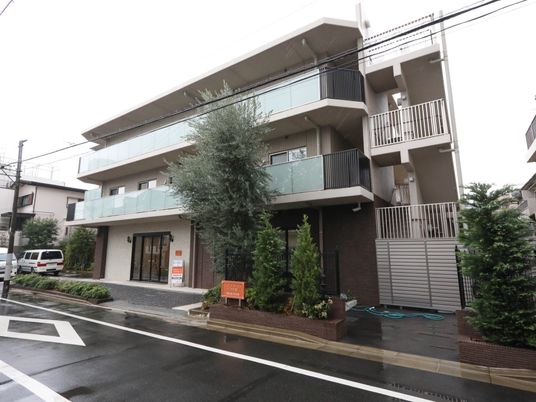 多階層のモダンな建物外観