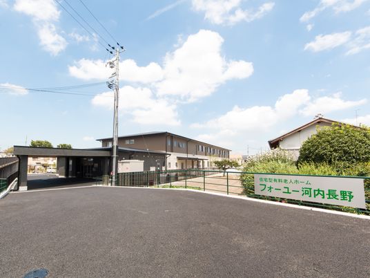 広々とした施設の外観
