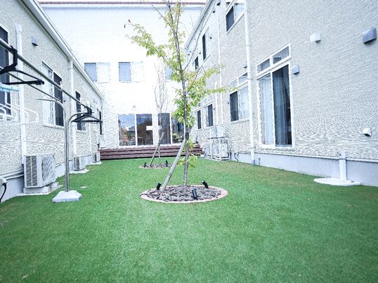 白壁の建物と緑の中庭