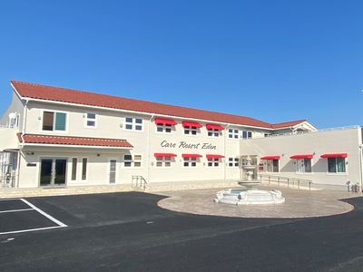 明るい外観の建物エントランス