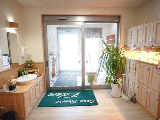 エントランスの温かな雰囲気