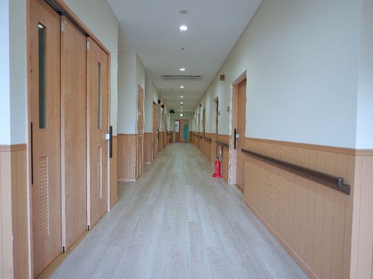 明るく広い廊下