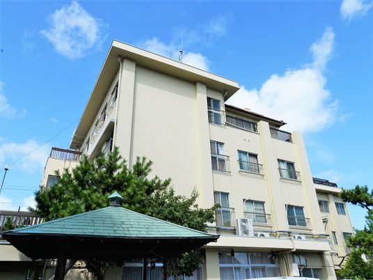 青空背景の建物外観