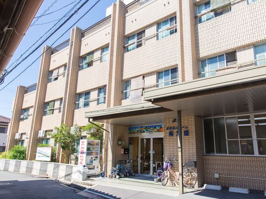 建物正面からのエントランス