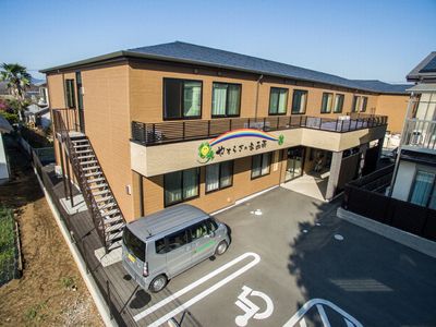 明るい外観の建物