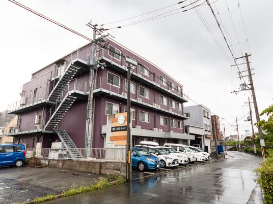 紫色の建物の外観