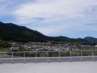 遠くに山が見えるテラス