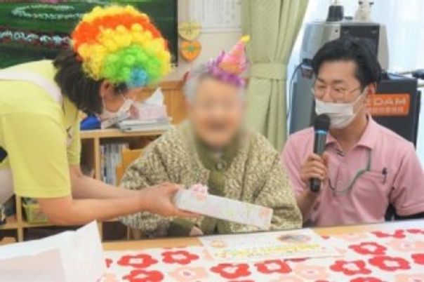 誕生日を祝うラウンジ