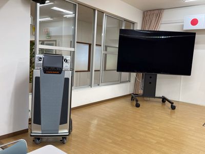 共有スペースのテレビスタンド