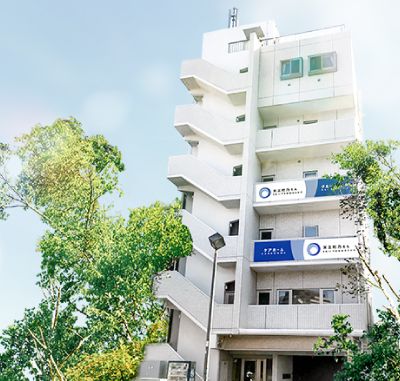 緑豊かな建物の外観