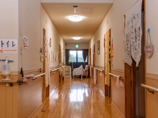 廊下に掛かる装飾品