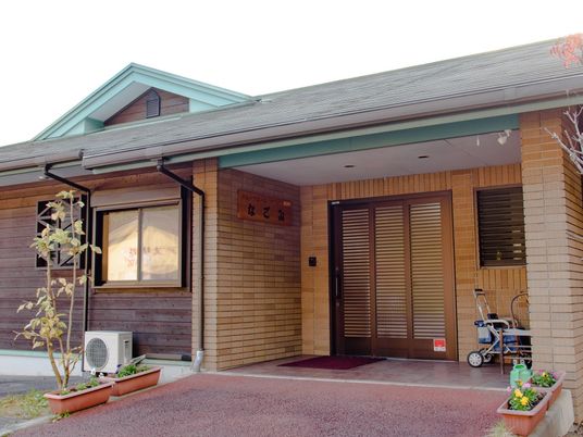 木目調エントランスの建物