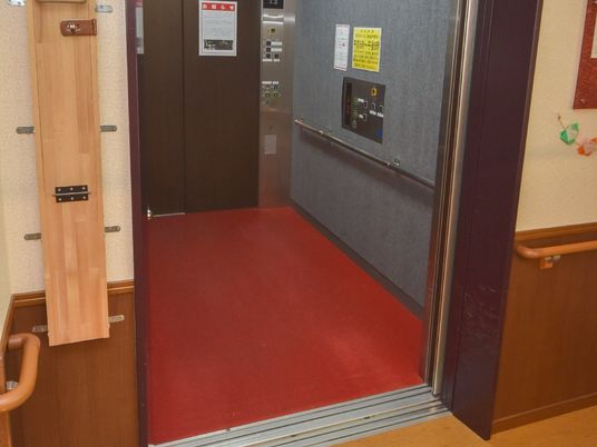 赤いカーペットのエレベーター