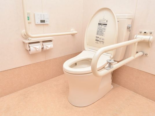 バリアフリー設計のトイレ