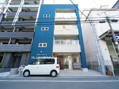 青い建物の外観