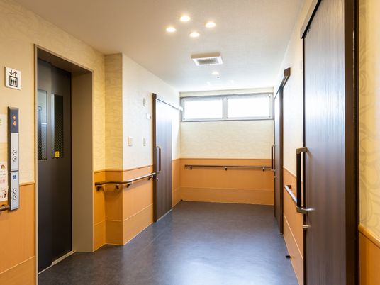 エレベーター付きの廊下