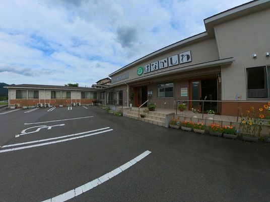 広々とした施設の外観