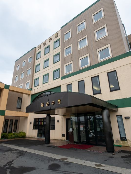 建物外観の正面エントランス