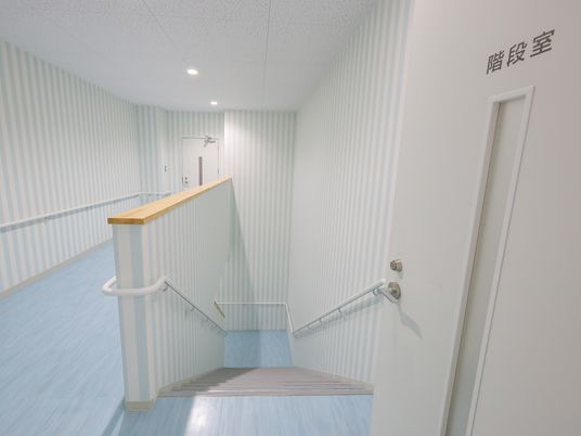 明るく清潔な廊下