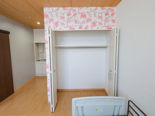 居室の明るいドア