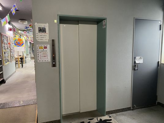 エレベーター前の廊下