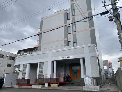 スロープ付の建物外観