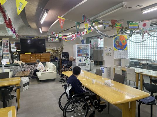 旗が飾られた室内
